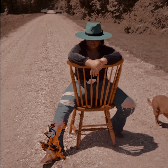 Meet your Posher, Taylor - Picture 2 of 3